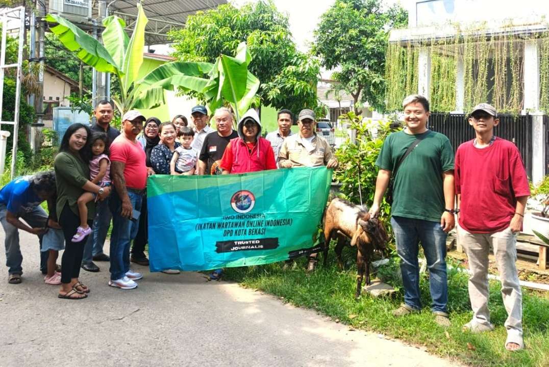 DPD IWO Indonesia Kota Bekasi Sembelih 1 Ekor Hewan Kurban, Pererat Kebersamaan Warga
