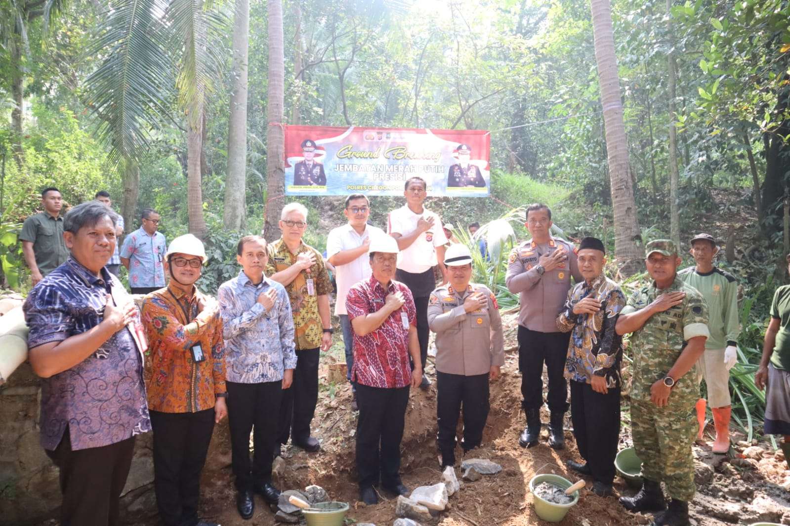 Kapolres Cilegon Letakkan Batu Pertama Jembatan Merah Putih Presisi di Gempol Wetan Pabean