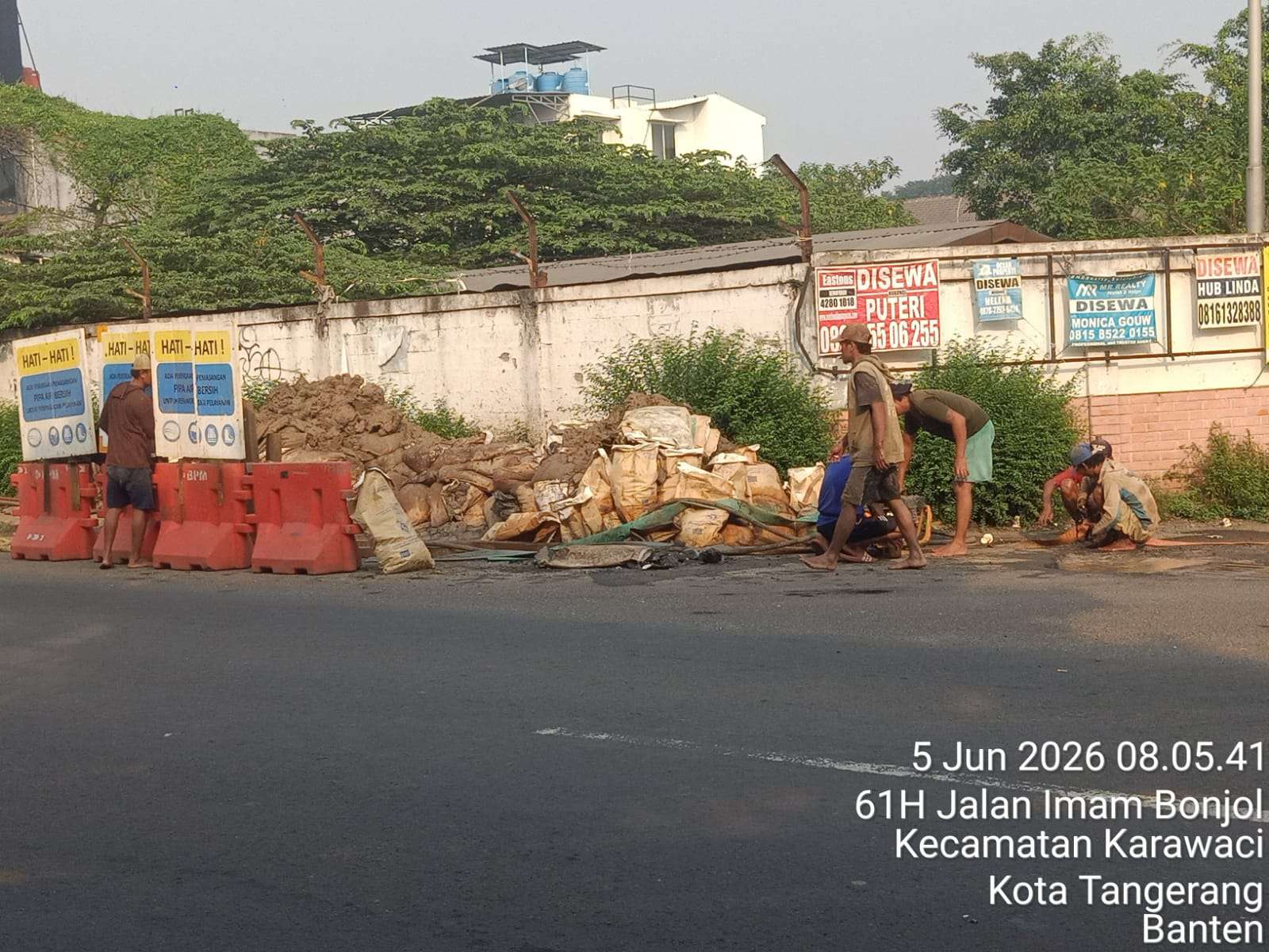 Pekerja Proyek PDAM Kota Tangerang Diduga Abaikan Standar K3, Warga Soroti Keselamatan Pekerja Proyek PDAM Kota Tangerang Diduga Abaikan Standar K3, Warga Soroti Keselamatan