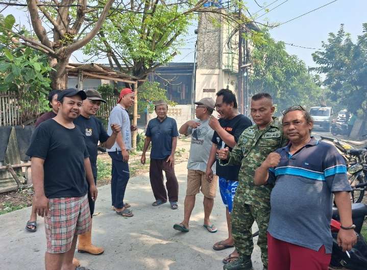 Semangat Gotong Royong Warnai Kerja Bakti Bersih-Bersih Jalan Tanggul di Desa Mekarsari Rajeg Semangat Gotong Royong Warnai Kerja Bakti Bersih-Bersih Jalan Tanggul di Desa Mekarsari Rajeg
