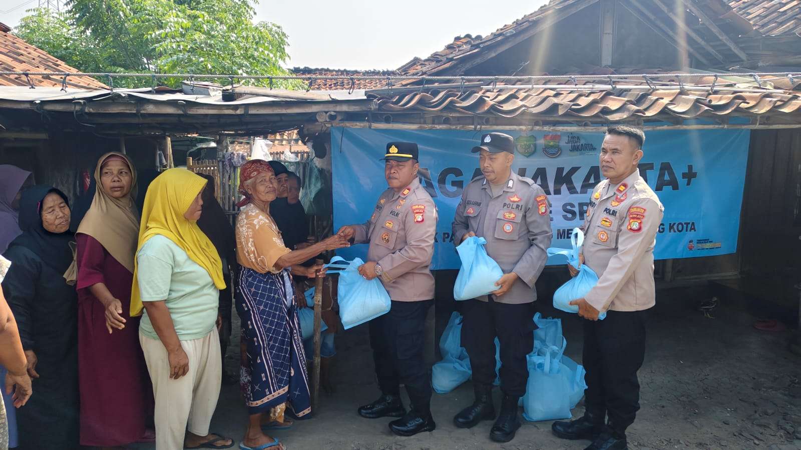 Polsek Paku Haji Gelar Jaga Jakarta On The Spot Dan Bagikan 30 Paket Sembako Kepada Warga