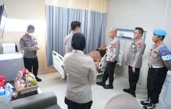 Kapolda Banten Jenguk Personel Brimob Korban Penganiayaan Debt Collector di RSB Korbrimob Polri