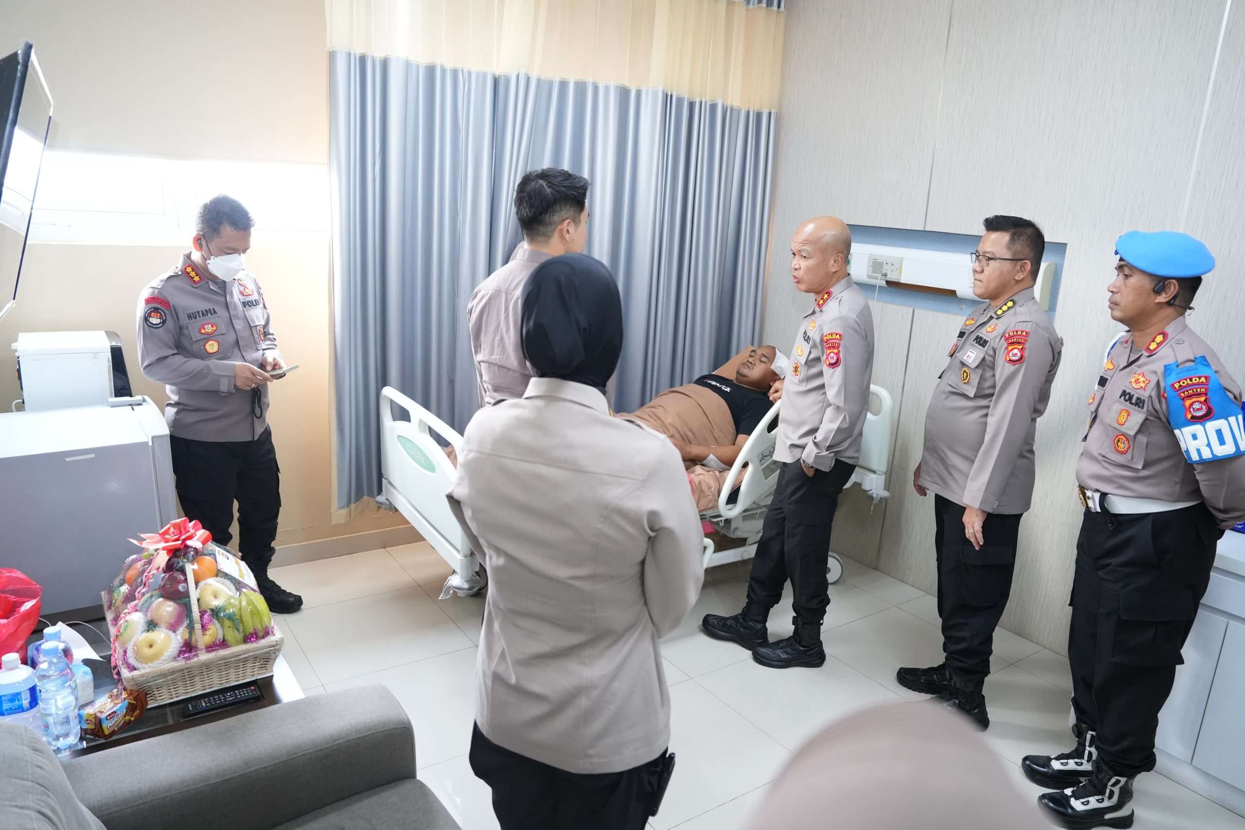 Kapolda Banten Jenguk Personel Brimob Korban Penganiayaan Debt Collector di RSB Korbrimob Polri