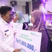 Wali kota Tangerang Sachrudin Serahkan Langsung Jaminan Sosial bagi Pekerja Rentan