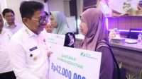 Wali kota Tangerang Sachrudin Serahkan Langsung Jaminan Sosial bagi Pekerja Rentan