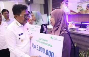 Wali kota Tangerang Sachrudin Serahkan Langsung Jaminan Sosial bagi Pekerja Rentan