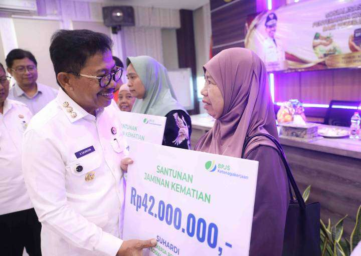 Wali kota Tangerang Sachrudin Serahkan Langsung Jaminan Sosial bagi Pekerja Rentan Wali kota Tangerang Sachrudin Serahkan Langsung Jaminan Sosial bagi Pekerja Rentan