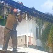 Trantib Ciledug Ambil Tindakan Tegas Potong Kabel Internet yang Menjuntai