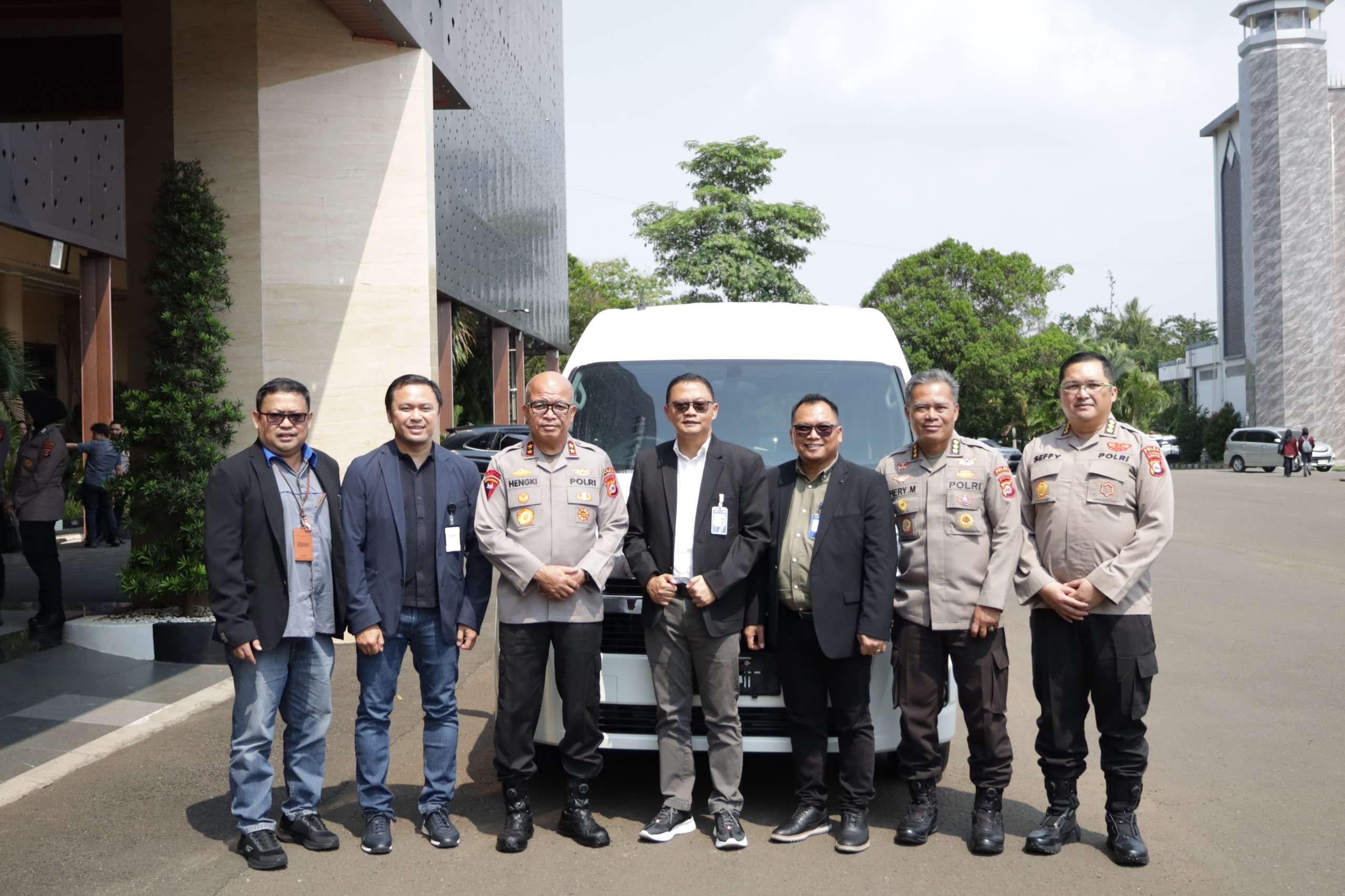 Kapolda Banten Terima Hibah Hiace dari BRI, Wujud Sinergi Dukung Pelayanan Masyarakat Kapolda Banten Terima Hibah Hiace dari BRI, Wujud Sinergi Dukung Pelayanan Masyarakat