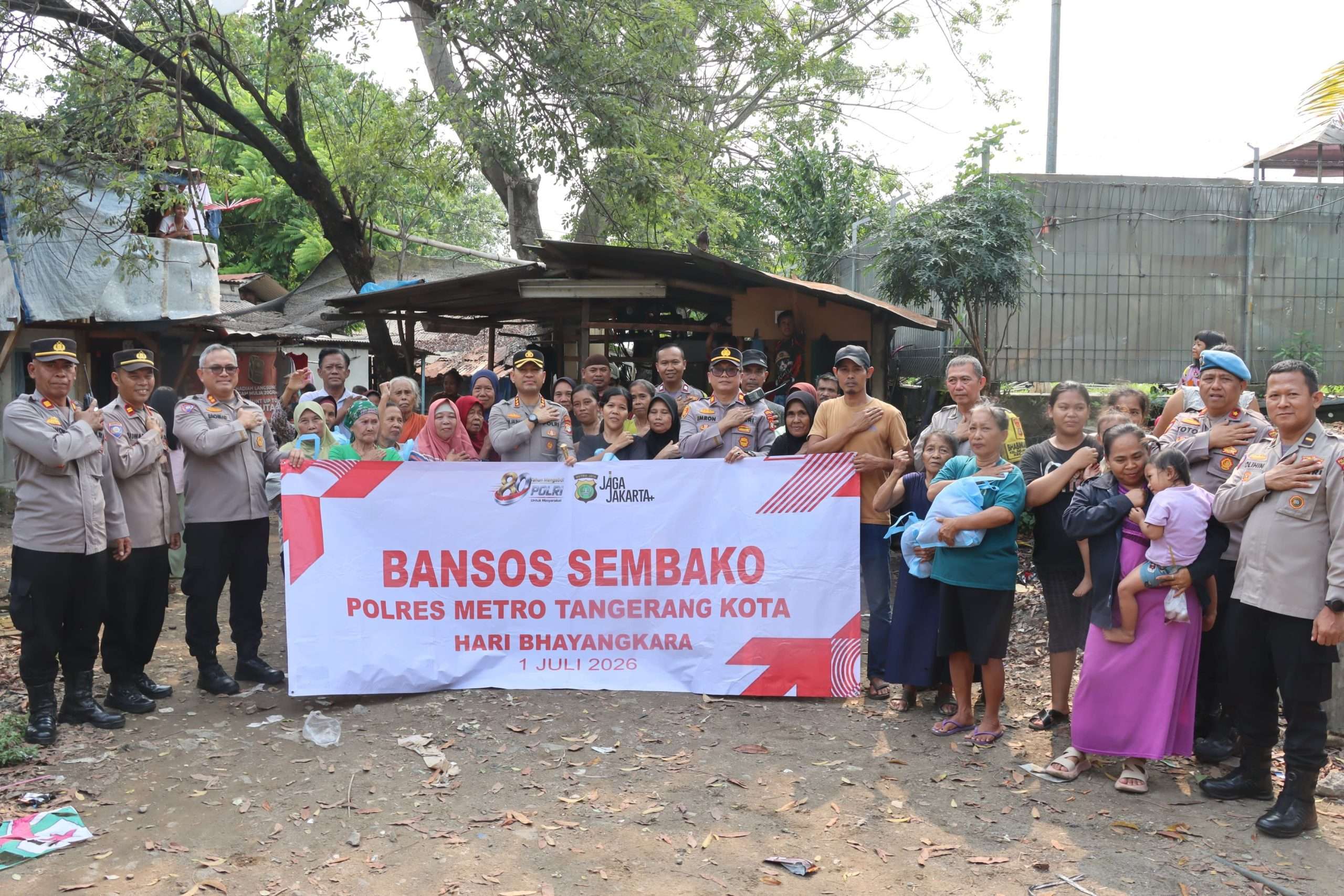 Jaga Jakarta On The Spot Sentuh Warga Mekarsari, Kapolres Metro Tangerang Kota Salurkan Bantuan Sembako Jaga Jakarta On The Spot Sentuh Warga Mekarsari, Kapolres Metro Tangerang Kota Salurkan Bantuan Sembako
