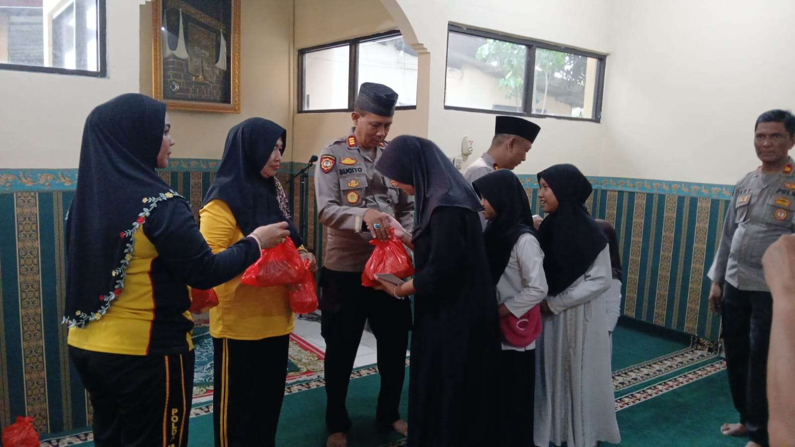 Polsek Karawaci Gelar Bakti Religi, Santuni Anak Yatim dan Pererat Silaturahmi dengan Masyarakat