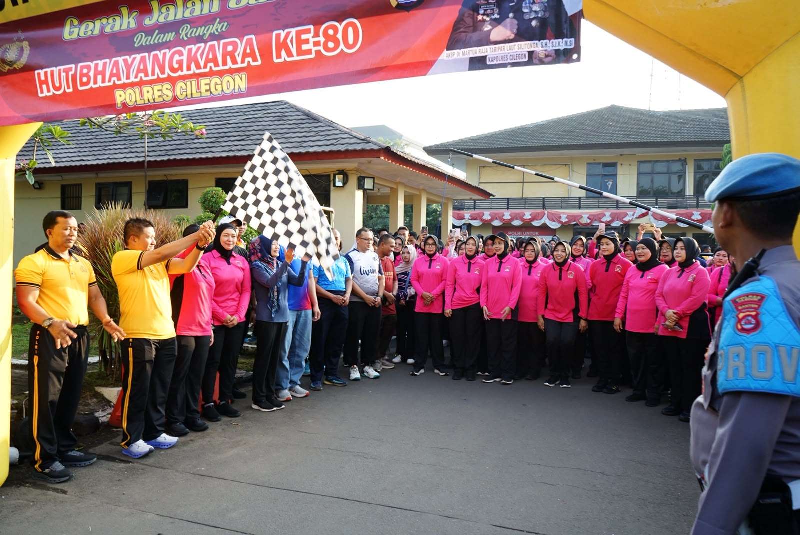 Ratusan Warga Meriahkan Jalan Santai dan Senam Bersama HUT Bhayangkara Ke-80 di Polres Cilegon