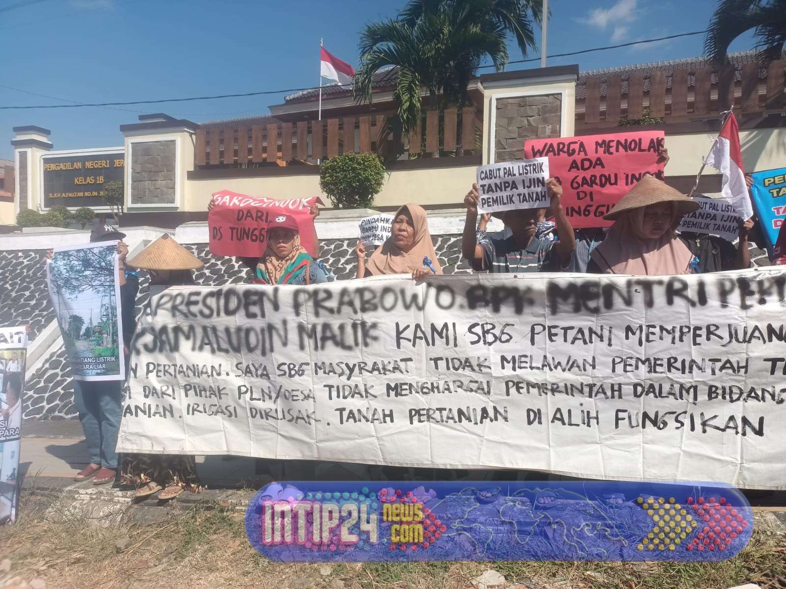 Di Halaman PN Jepara Warga Tunggul Pandean Berseru: “Dengarkan Suara Kami, Hentikan Sementara Proyek Itu” Di Halaman PN Jepara Warga Tunggul Pandean Berseru: “Dengarkan Suara Kami, Hentikan Sementara Proyek Itu”