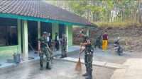 Anggota Yonif TP 449/SH Kab. Sukoharjo Gotong Royong Bersihkan Puskesmas Pembantu Anggota Yonif TP 449/SH Kab. Sukoharjo Gotong Royong Bersihkan Puskesmas Pembantu