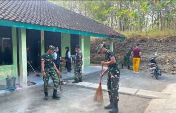 Anggota Yonif TP 449/SH Kab. Sukoharjo Gotong Royong Bersihkan Puskesmas Pembantu