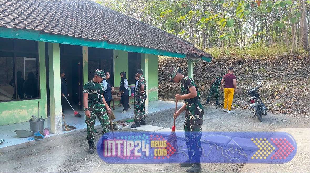 Anggota Yonif TP 449/SH Kab. Sukoharjo Gotong Royong Bersihkan Puskesmas Pembantu Anggota Yonif TP 449/SH Kab. Sukoharjo Gotong Royong Bersihkan Puskesmas Pembantu
