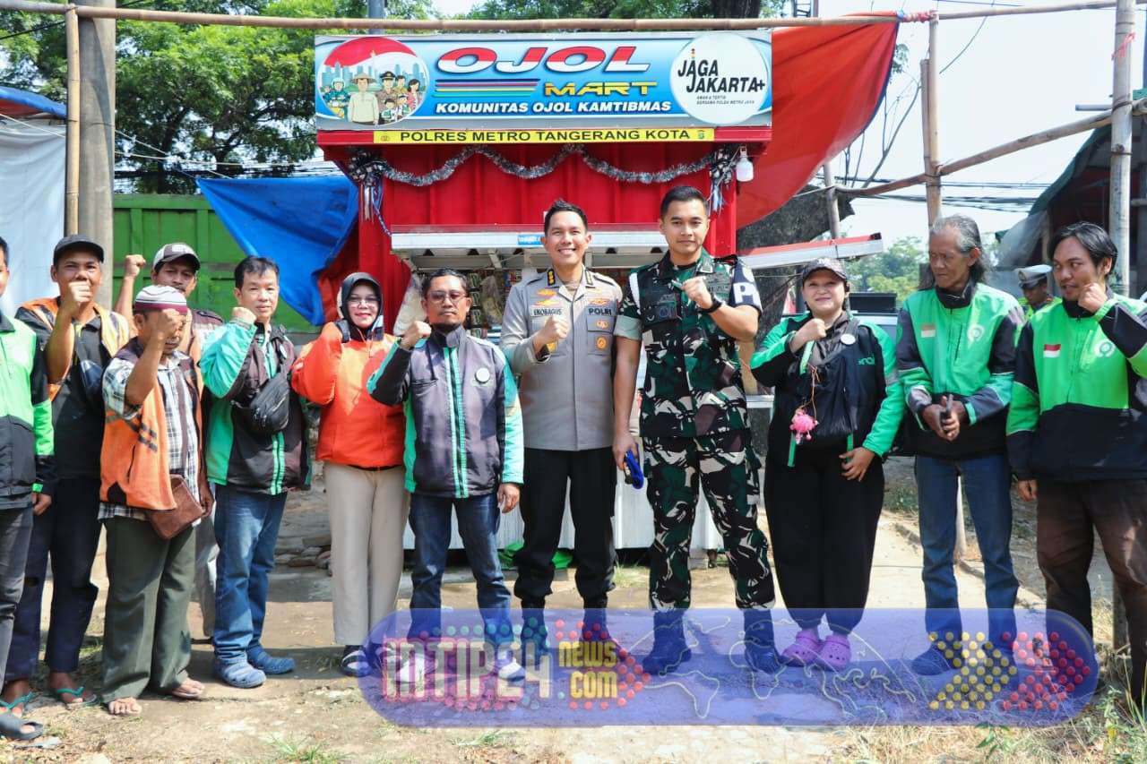 Polri-TNI Kompak Temui Pengemudi Ojol, Hadir Bawa Bantuan dan Pesan Kamtibmas Polri-TNI Kompak Temui Pengemudi Ojol, Hadir Bawa Bantuan dan Pesan Kamtibmas