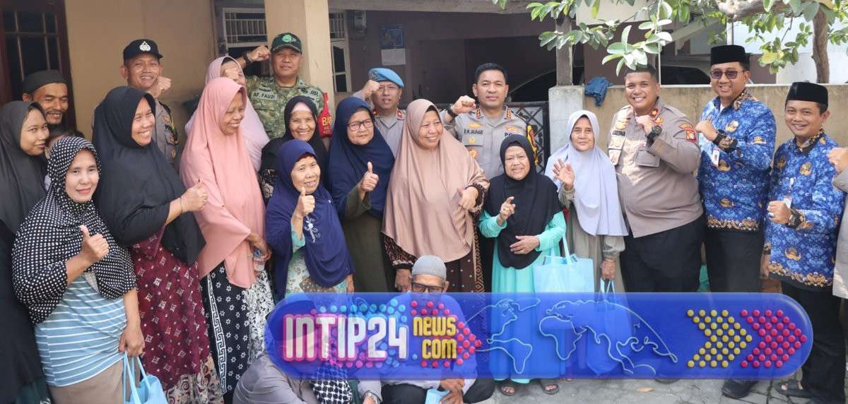 Blusukan ke Slum Area, Kapolres Metro Tangerang Kota Bagikan Sembako dan Ajak Warga Jaga Kamtibmas Blusukan ke Slum Area, Kapolres Metro Tangerang Kota Bagikan Sembako dan Ajak Warga Jaga Kamtibmas