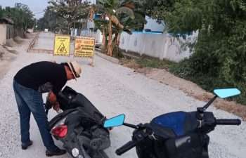 Pengendara Jatuh di Proyek Jalan Puser-Samparwadi, K3 CV Cipta Nayra Dipertanyakan