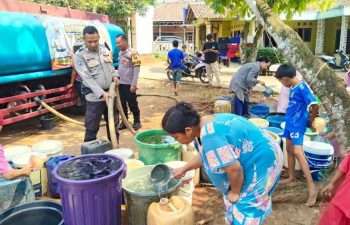 Polres Serang Polda Banten Salurkan 8.000 Liter Air Bersih untuk Warga Terdampak Kekeringan di Kecamatan Petir Polres Serang Polda Banten Salurkan 8.000 Liter Air Bersih untuk Warga Terdampak Kekeringan di Kecamatan Petir
