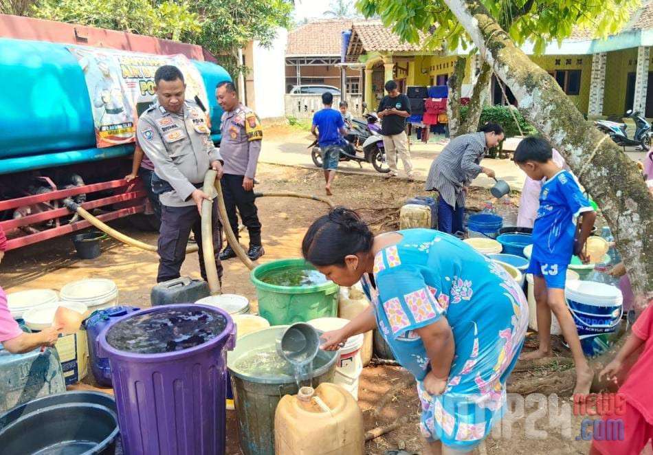 Polres Serang Polda Banten Salurkan 8.000 Liter Air Bersih untuk Warga Terdampak Kekeringan di Kecamatan Petir