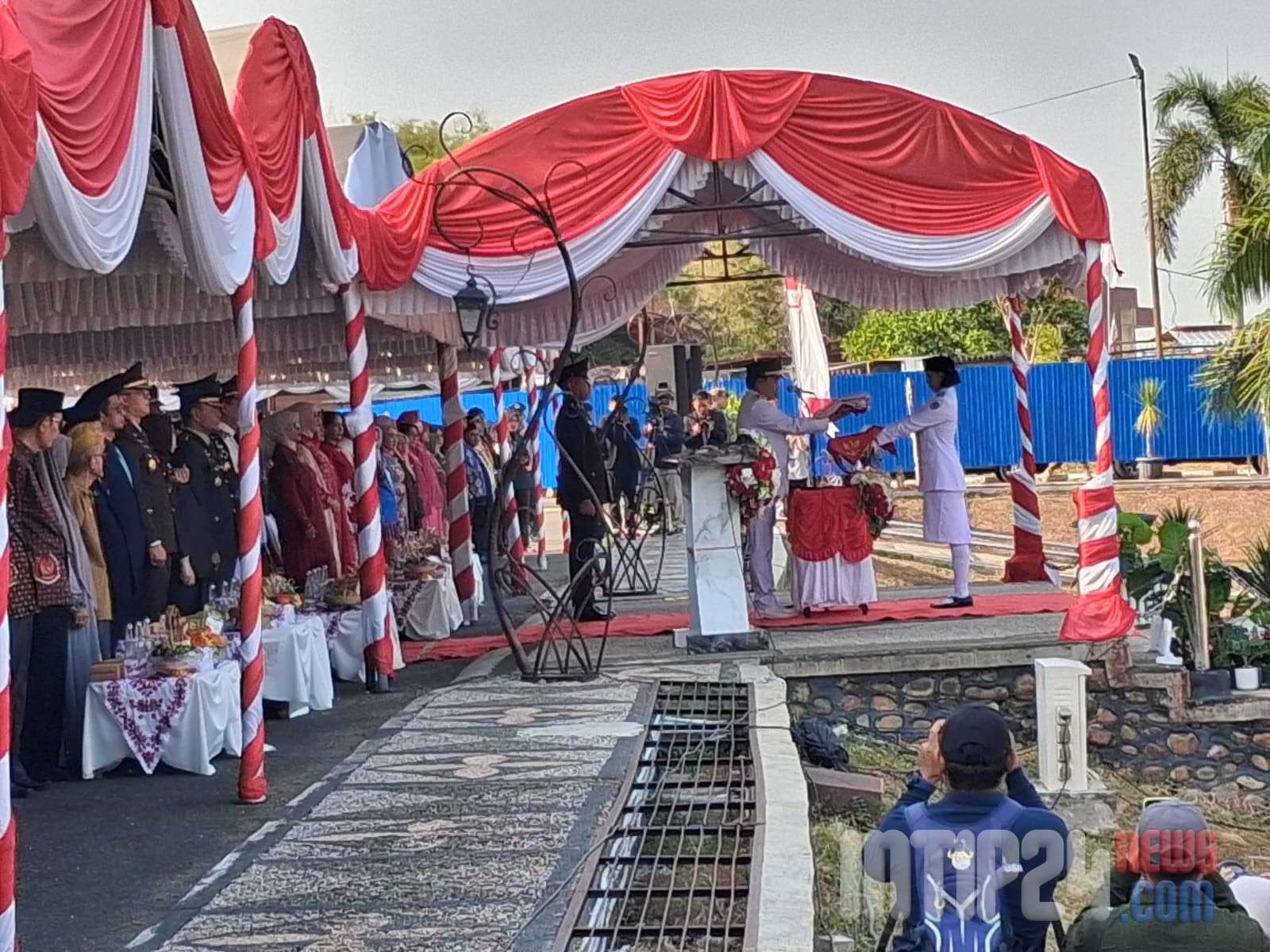 Ketua TP-PKK Balangan Hadiri Peringatan HUT ke-81 Kemerdekaan RI di Halaman Kantor Bupati
