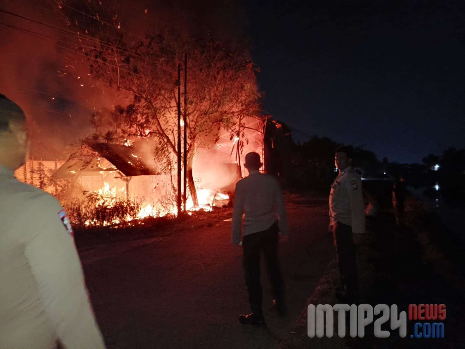 Polres Serang: Gerak Cepat Polisi Tangani Kebakaran Lapak Rongsok di Ciruas