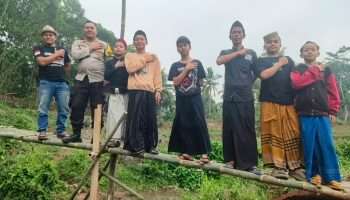 Berharap Bantuan Pemerintah, Warga Sanding Bangun Jembatan Swadaya dari Bambu