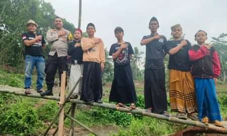 Berharap Bantuan Pemerintah, Warga Sanding Bangun Jembatan Swadaya dari Bambu