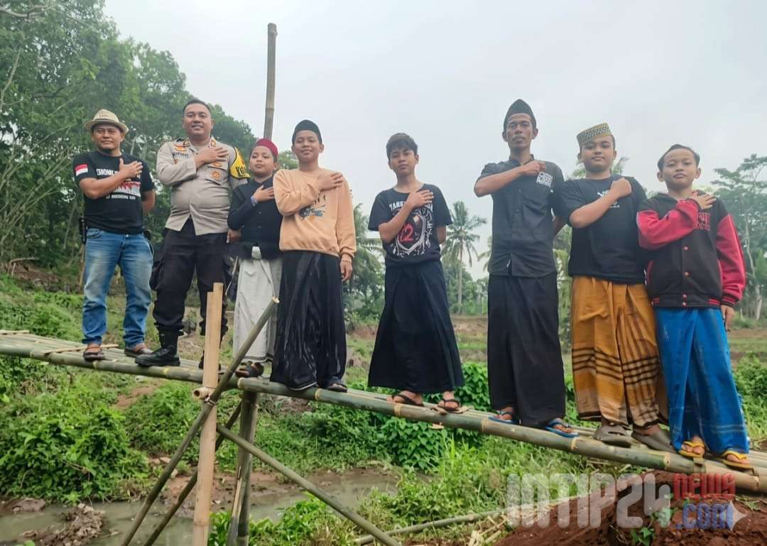Berharap Bantuan Pemerintah, Warga Sanding Bangun Jembatan Swadaya dari Bambu