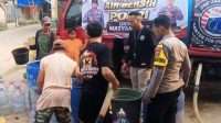 Polres Serang Distribusikan 16.000 Liter Air Bersih untuk Warga Terdampak Kekeringan di Kecamatan Carenang