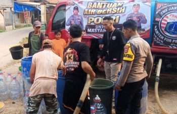 Polres Serang Distribusikan 16.000 Liter Air Bersih untuk Warga Terdampak Kekeringan di Kecamatan Carenang