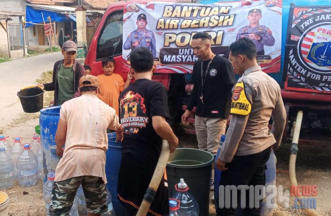Polres Serang Distribusikan 16.000 Liter Air Bersih untuk Warga Terdampak Kekeringan di Kecamatan Carenang Polres Serang Distribusikan 16.000 Liter Air Bersih untuk Warga Terdampak Kekeringan di Kecamatan Carenang
