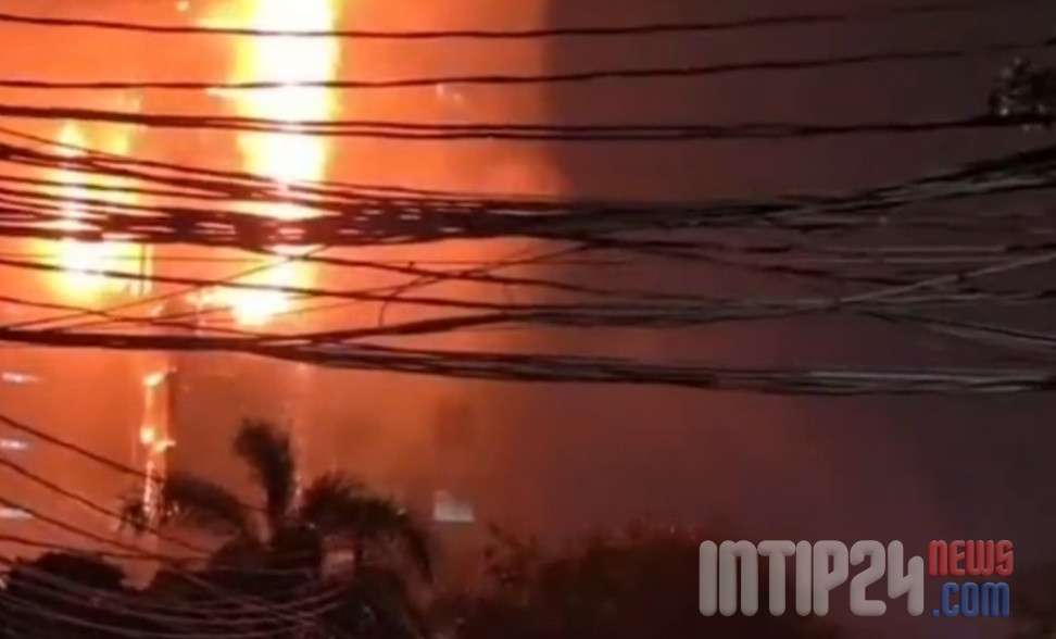 Gedung Bapenda DKI Dilalap si Jago Merah, 30 Unit Damkar dan 185 Personil Dikerahkan Gedung Bapenda DKI Dilalap si Jago Merah, 30 Unit Damkar dan 185 Personil Dikerahkan