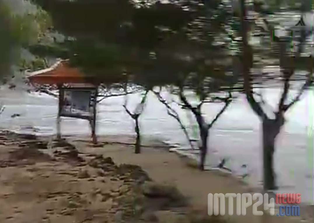 Ombak Tinggi Terjang Pantai Siung, Warga Dihimbau Waspadai Air Laut Naik ke Area Wisata Pantai