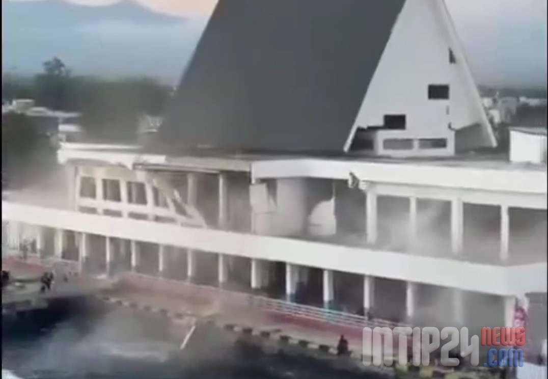 Gempa M 7,7 di NTT: 20 Orang Tewas, 2.000 Orang Lebih Diungsikan Gempa M 7,7 di NTT: 20 Orang Tewas, 2.000 Orang Lebih Diungsikan