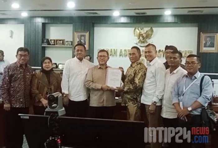 Mengaku Lahannya Diserobot oleh Pihak Perusahaan, Warga Desa Mekarsari Datangi Gedung DPR-RI Minta Keadilan Mengaku Lahannya Diserobot oleh Pihak Perusahaan, Warga Desa Mekarsari Datangi Gedung DPR-RI Minta Keadilan