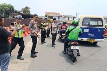 IMG-20261009-WA0112-375x250 Polsek Karawaci Gelar Jumat Berkah, Bagikan 150 Paket Nasi Kotak kepada Warga dan Pengemudi