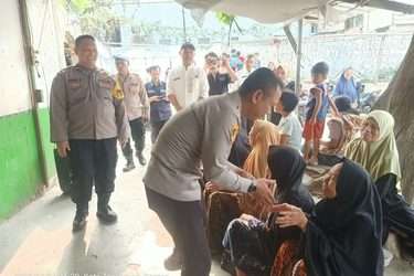IMG-20261016-WA5081-375x250 Polsek Karawaci Gelar Jumat Berkah di Slum Area Gang Amil, Bagikan 25 Karung Beras kepada Warga