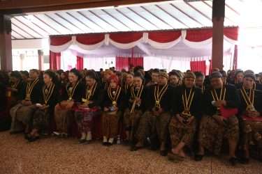 IMG-20261021-WA0028-375x250 Prodi DKV ISI Surakarta Luluskan 74 Wisudawan Terbanyak Periode II 2026