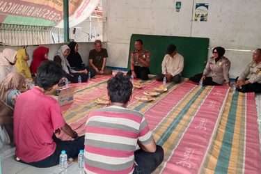 IMG-20261024-WA0156-375x250 Jumat Berkah Polsek Karawaci, Kompol Anggoro Winardi Salurkan Bansos kepada 30 Warga Disabilitas di Karawaci Baru