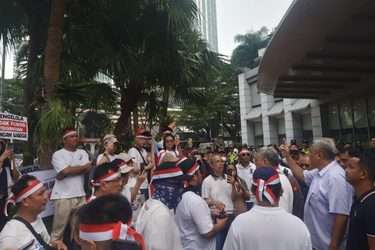 IMG-20261028-WA0151-375x250 Merasa Hak Diabaikan, Warga Lippo Village Gelar Aksi Damai Tuntut Kepastian Hukum
